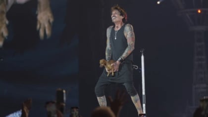 Watch: TOMMY LEE Pulls Out His 'Wiener' Onstage During MÖTLEY CRÜE's Concert In Los Angeles