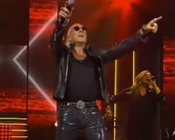 Watch: DEE SNIDER Performs TWISTED SISTER Classics On Canadian TV Show 'En Direct De L'Univers'