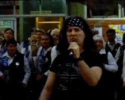 Watch: Original AC/DC Frontman DAVE EVANS Sings 'Highway To Hell' With Argentine Choir