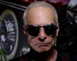 DAVID LEE ROTH Shares Newly Recorded Version Of VAN HALEN's 'Everybody Wants Some!!'