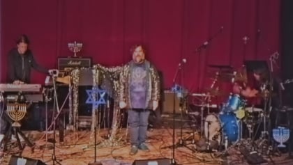 See DAVE GROHL And JACK BLACK Cover RUSH's 'The Spirit Of Radio' For 2022 'Hanukkah Sessions'