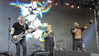 SEPULTURA Joined By PHILIP ANSELMO, SCOTT IAN And MATT HEAFY On Stage At KNOTFEST BRASIL (Video)