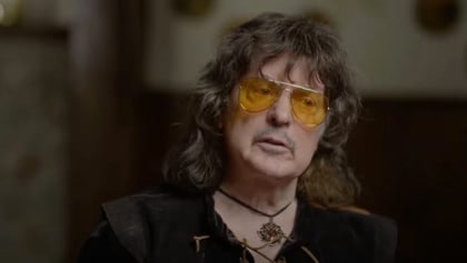 RITCHIE BLACKMORE Pays Tribute To JEFF BECK: 'He Could Reach Up Into The Stars And Make Magic With His Playing'