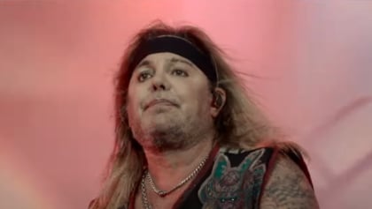 MÖTLEY CRÜE's VINCE NEIL Diagnosed With COVID-19: 'This Thing Is Really Kickin' My Ass'