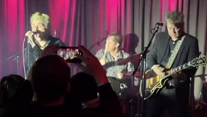 GREEN DAY's BILLIE JOE ARMSTRONG Sings MÖTLEY CRÜE's 'Live Wire' At THE COVERUPS Concert In Walnut Creek (Video)