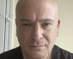 DISTURBED's DAVID DRAIMAN Is Using Dating App TINDER To Find 'The Right Woman' Following His Recent Divorce