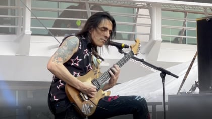 Watch: EXTREME's NUNO BETTENCOURT Performs 'Rise' Guitar Solo Live For First Time