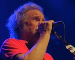 Watch: SAMMY HAGAR Joined By MICHAEL ANTHONY, NANCY WILSON, Others At Eighth Annual 'Acoustic-4-A-Cure'
