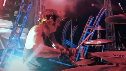 MÖTLEY CRÜE Shares Drum-Cam Video Of TOMMY LEE Playing 'Anarchy In The U.K.' During 'The Stadium Tour'