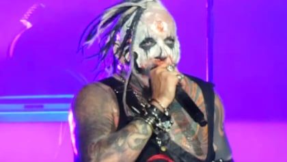 MUDVAYNE's CHAD GRAY Rips Artists Who Rely Heavily On Backing Tracks During Live Shows: 'Great Bands Never Did That S**t'