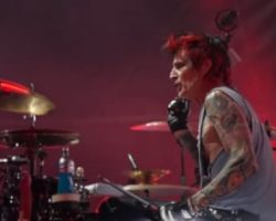 MÖTLEY CRÜE's TOMMY LEE Shares New Photo Of His Right Hand, Five Weeks After Undergoing Surgery