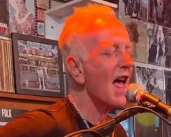 Watch: DEF LEPPARD's PHIL COLLEN Performs At California Record Store In Celebration Of 'Pyromania''s 40th Anniversary