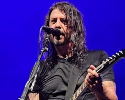 Watch: DAVE GROHL Dedicates 'My Hero' To DIMEBAG At FOO FIGHTERS Concert In Dallas